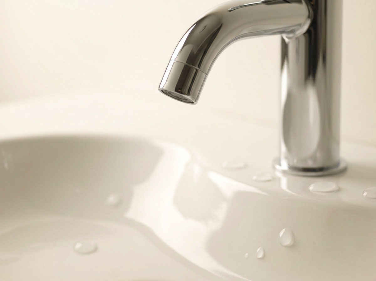 Robinet moderne avec eau claire illustrant une installation de plomberie réussie